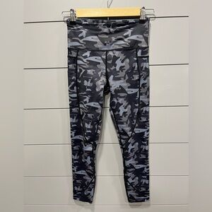 Zyia size 4 black/gray camouflage leggings